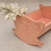 lyseroed-malet-traevugge-gammel-dukkeseng-legetøj